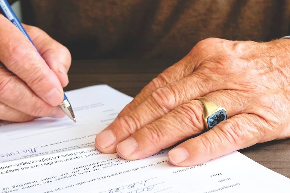 Jak spisać testament, żeby był ważny? Czy testament bez notariusza ma sens?
