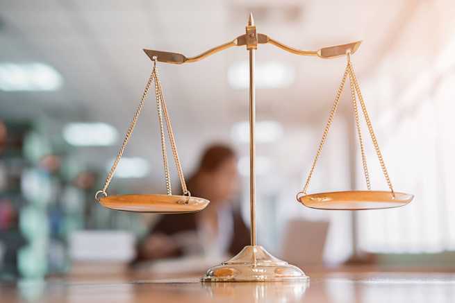 Spór o spadek między matką i córką, ważność testamentu ojca, prawo do zachowku