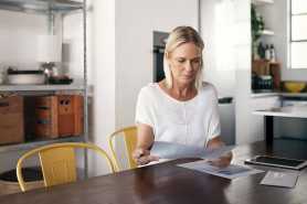 Jak uregulować formalności po śmierci rodziców – przepisanie umów i postępowanie spadkowe krok po kroku